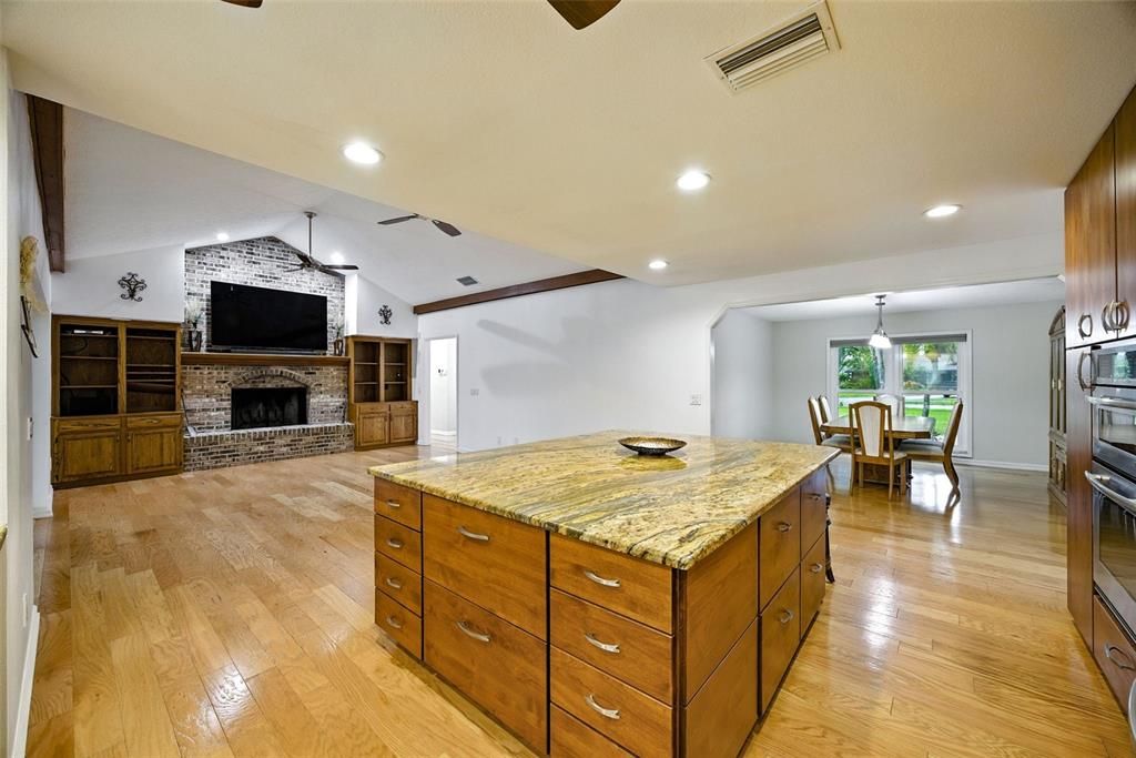 Под контрактом: $824,900 (4 спален, 2 ванн, 2536 Квадратных фут)