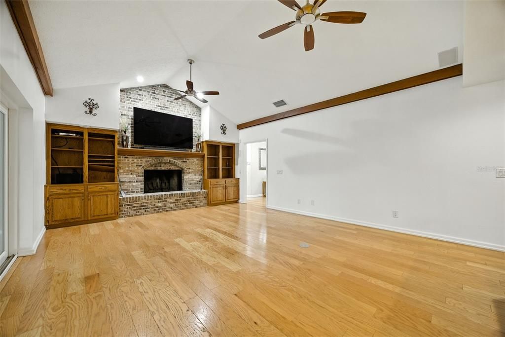 Под контрактом: $824,900 (4 спален, 2 ванн, 2536 Квадратных фут)