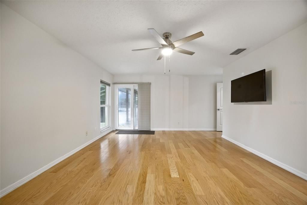 Под контрактом: $824,900 (4 спален, 2 ванн, 2536 Квадратных фут)