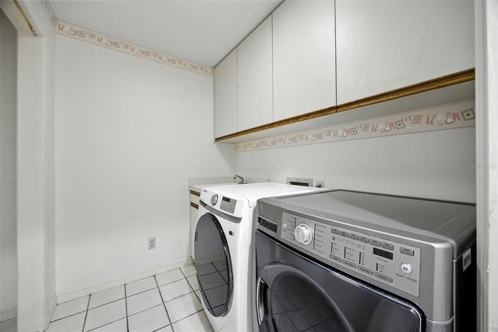 Под контрактом: $824,900 (4 спален, 2 ванн, 2536 Квадратных фут)