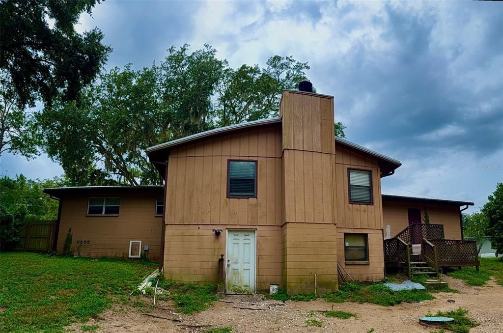 合同活跃: $300,000 (4 贝兹, 3 浴室, 2334 平方英尺)