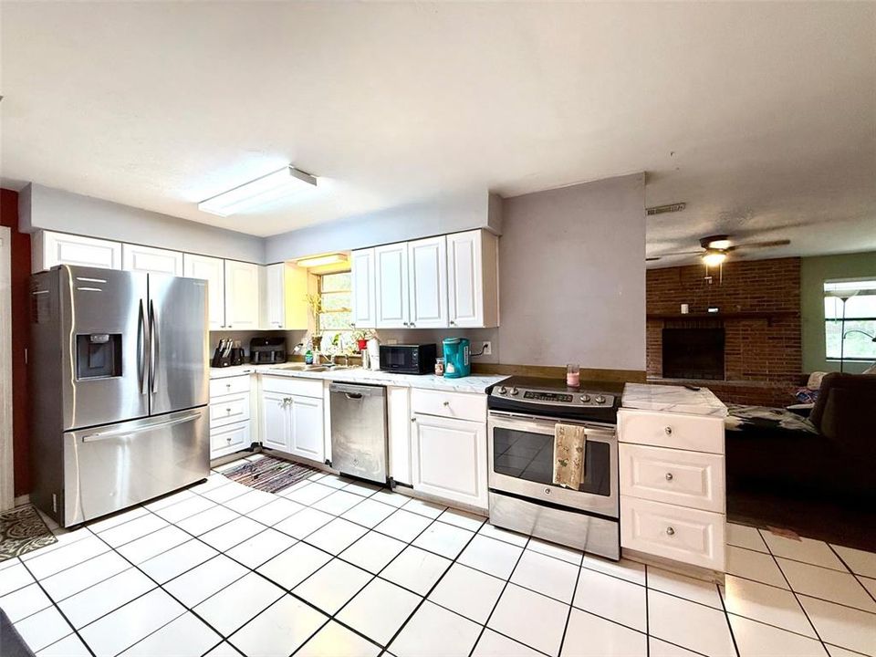 合同活跃: $300,000 (4 贝兹, 3 浴室, 2334 平方英尺)