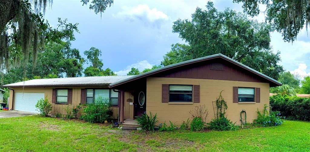 合同活跃: $300,000 (4 贝兹, 3 浴室, 2334 平方英尺)