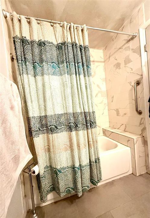 合同活跃: $300,000 (4 贝兹, 3 浴室, 2334 平方英尺)