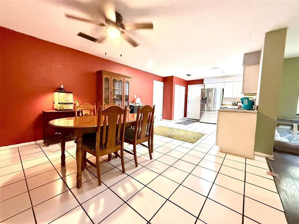 合同活跃: $300,000 (4 贝兹, 3 浴室, 2334 平方英尺)