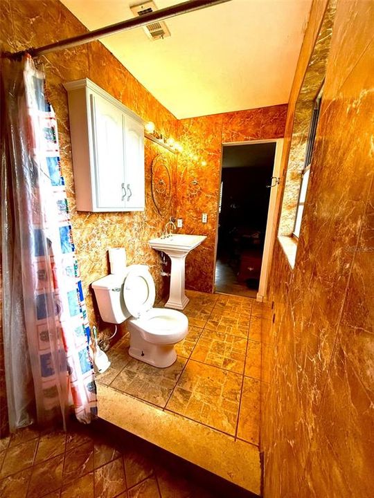 合同活跃: $300,000 (4 贝兹, 3 浴室, 2334 平方英尺)