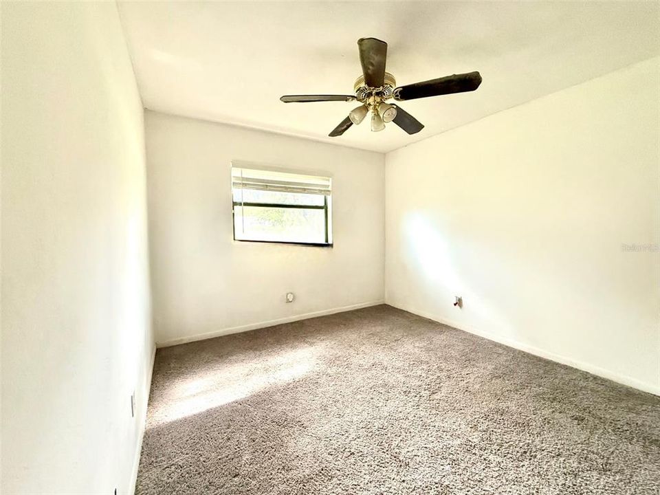 合同活跃: $300,000 (4 贝兹, 3 浴室, 2334 平方英尺)