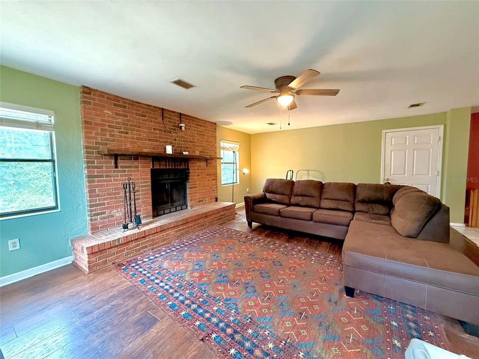 合同活跃: $300,000 (4 贝兹, 3 浴室, 2334 平方英尺)