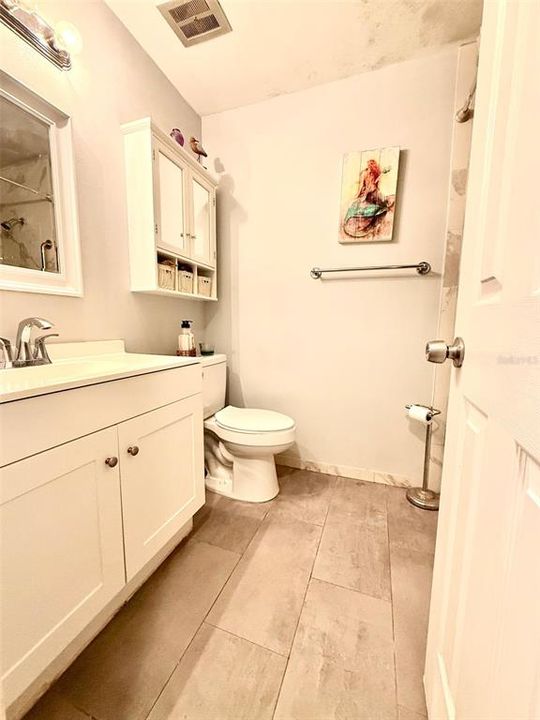 合同活跃: $300,000 (4 贝兹, 3 浴室, 2334 平方英尺)