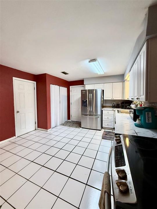 合同活跃: $300,000 (4 贝兹, 3 浴室, 2334 平方英尺)