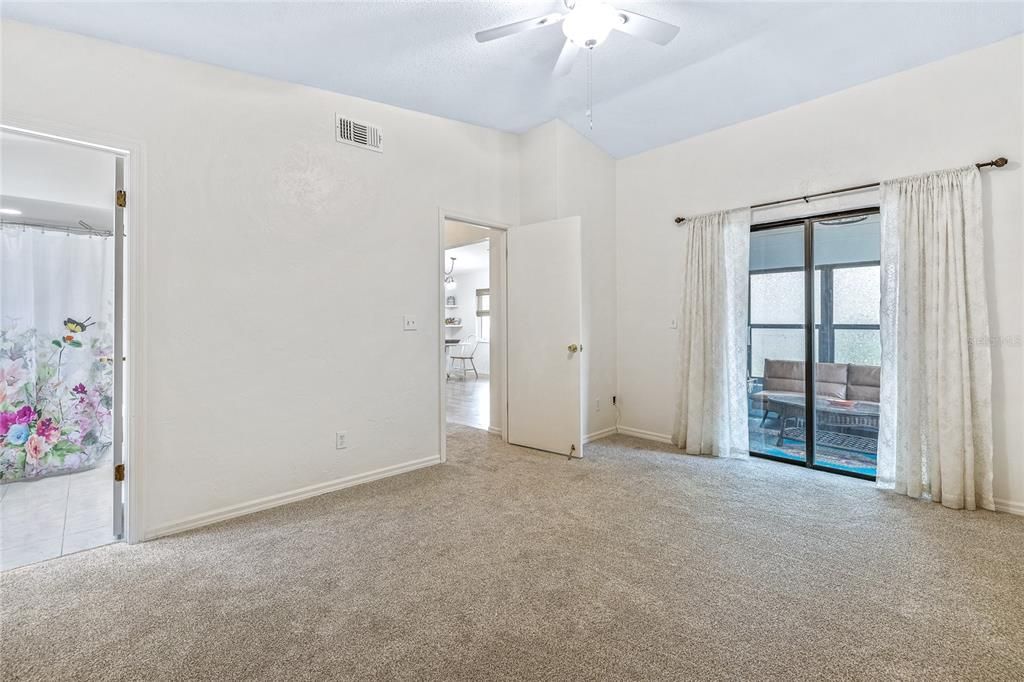 Под контрактом: $215,000 (2 спален, 2 ванн, 1046 Квадратных фут)