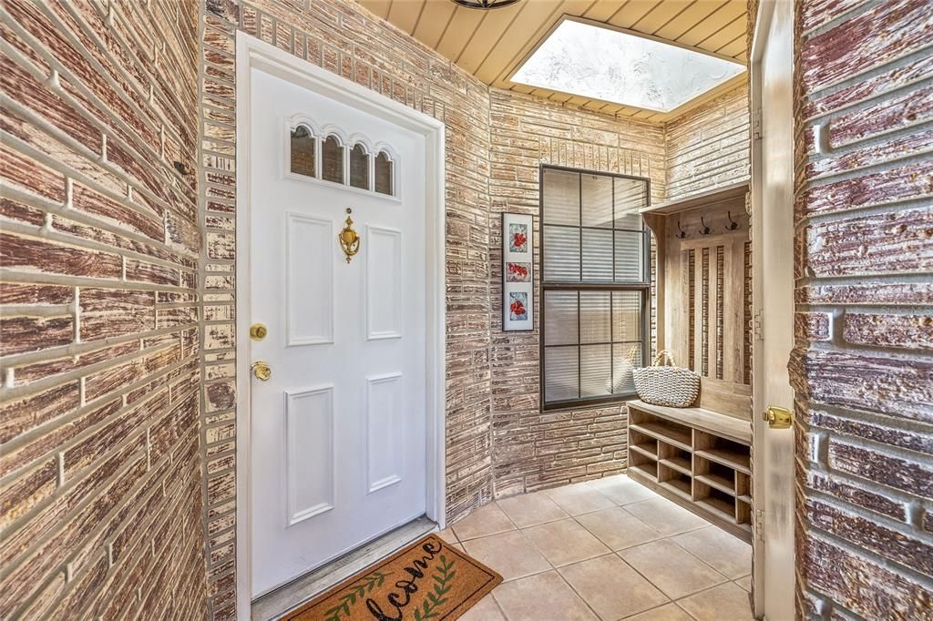 Под контрактом: $215,000 (2 спален, 2 ванн, 1046 Квадратных фут)