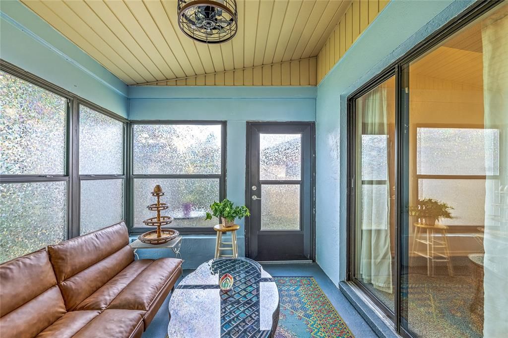 Под контрактом: $215,000 (2 спален, 2 ванн, 1046 Квадратных фут)