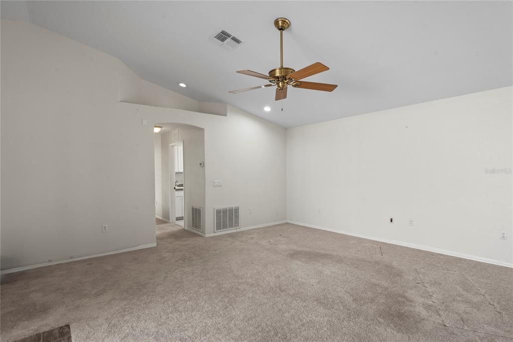 Activo con contrato: $310,000 (3 camas, 2 baños, 1856 Pies cuadrados)