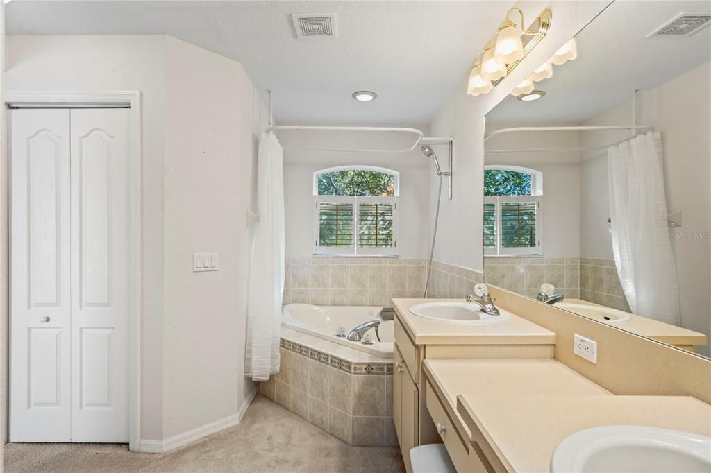 Activo con contrato: $310,000 (3 camas, 2 baños, 1856 Pies cuadrados)