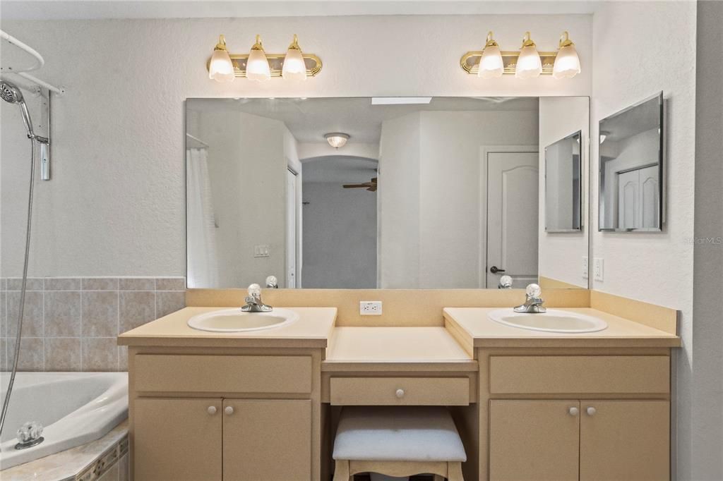 Activo con contrato: $310,000 (3 camas, 2 baños, 1856 Pies cuadrados)