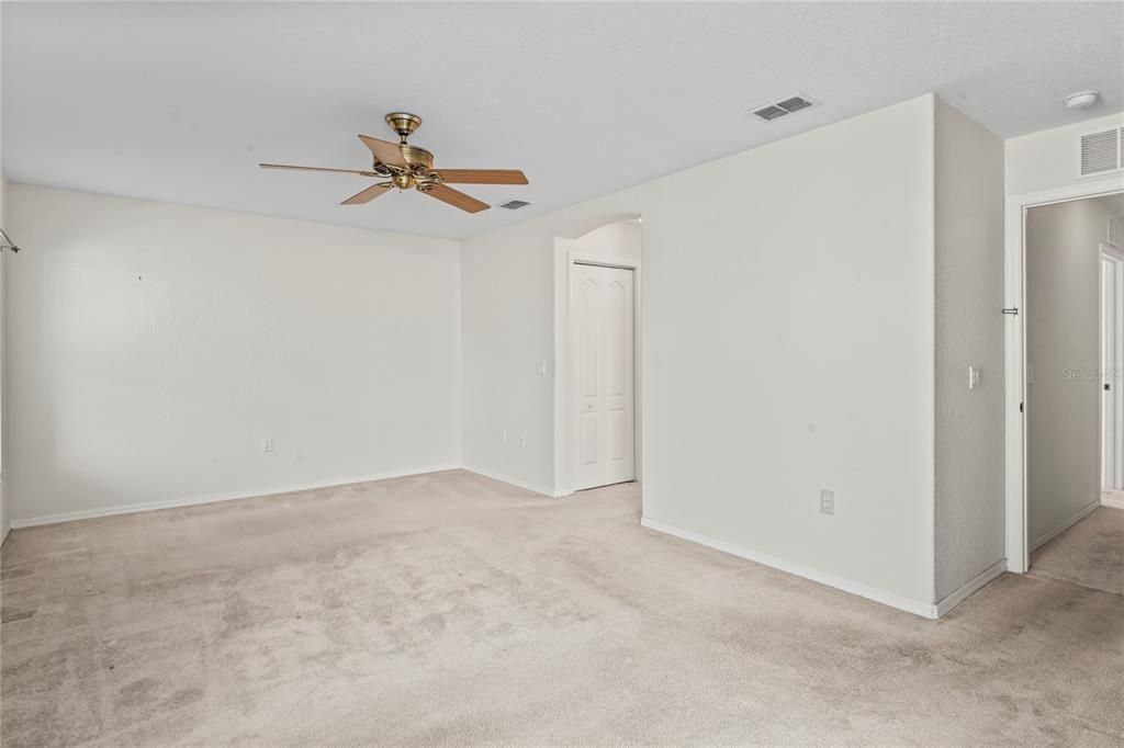 Activo con contrato: $310,000 (3 camas, 2 baños, 1856 Pies cuadrados)