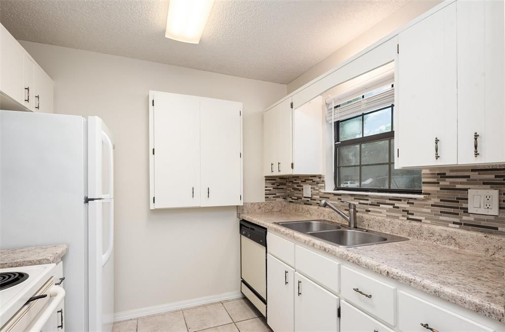 For Sale: $189,000 (2 beds, 2 baths, 810 Square Feet)