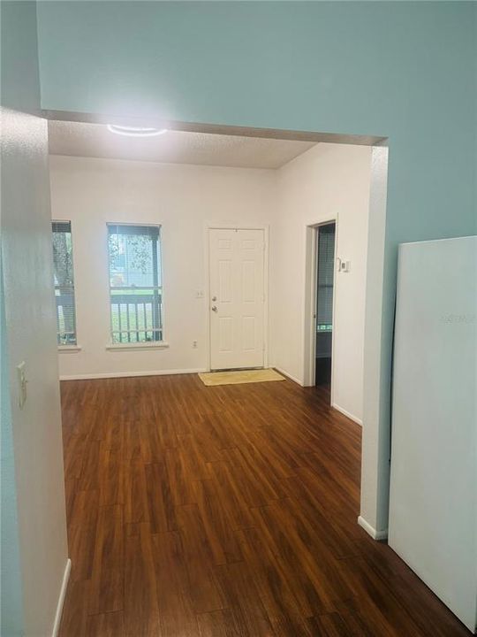 Active With Contract: $225,000 (2 beds, 1 baths, 716 Square Feet)