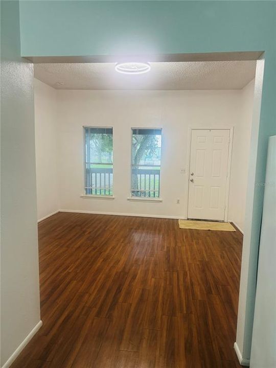 Active With Contract: $225,000 (2 beds, 1 baths, 716 Square Feet)