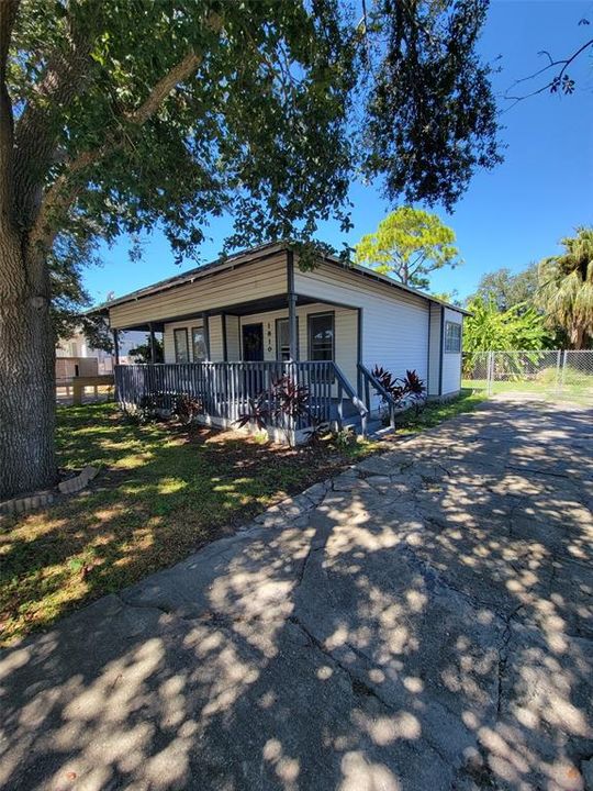 Active With Contract: $225,000 (2 beds, 1 baths, 716 Square Feet)