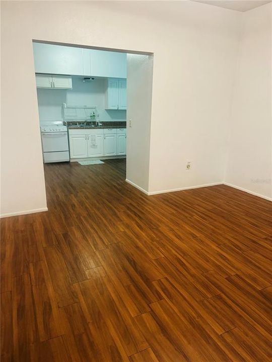 Active With Contract: $225,000 (2 beds, 1 baths, 716 Square Feet)