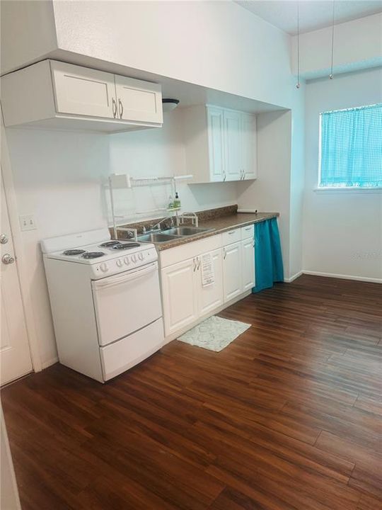 Active With Contract: $225,000 (2 beds, 1 baths, 716 Square Feet)
