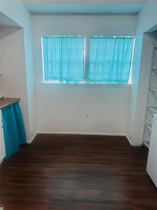 Active With Contract: $225,000 (2 beds, 1 baths, 716 Square Feet)