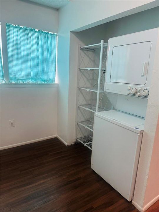 Active With Contract: $225,000 (2 beds, 1 baths, 716 Square Feet)