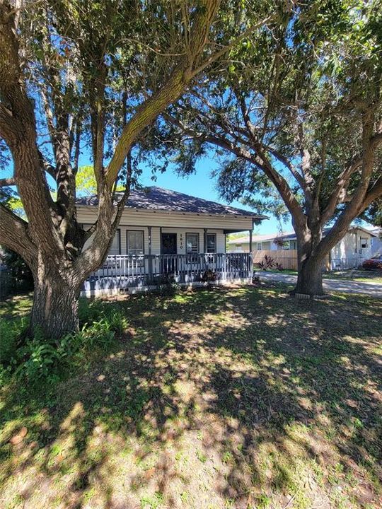 Active With Contract: $225,000 (2 beds, 1 baths, 716 Square Feet)