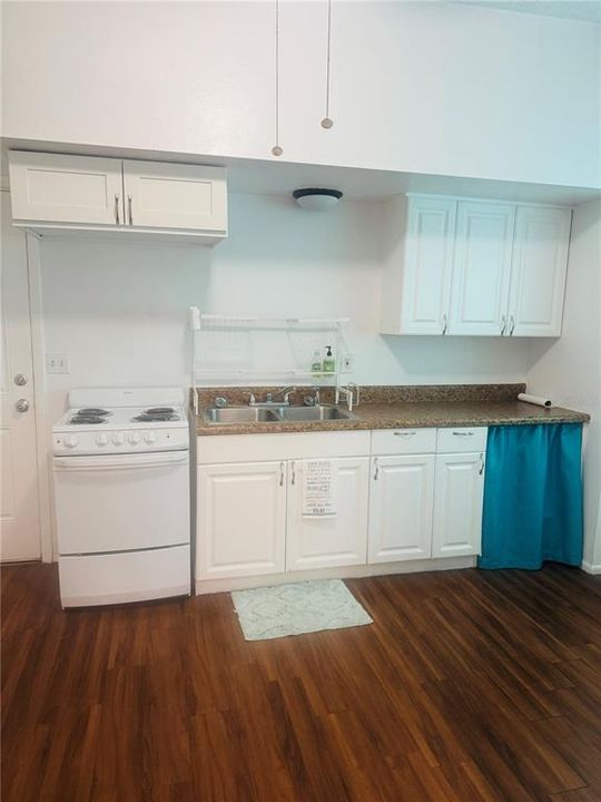 Active With Contract: $225,000 (2 beds, 1 baths, 716 Square Feet)