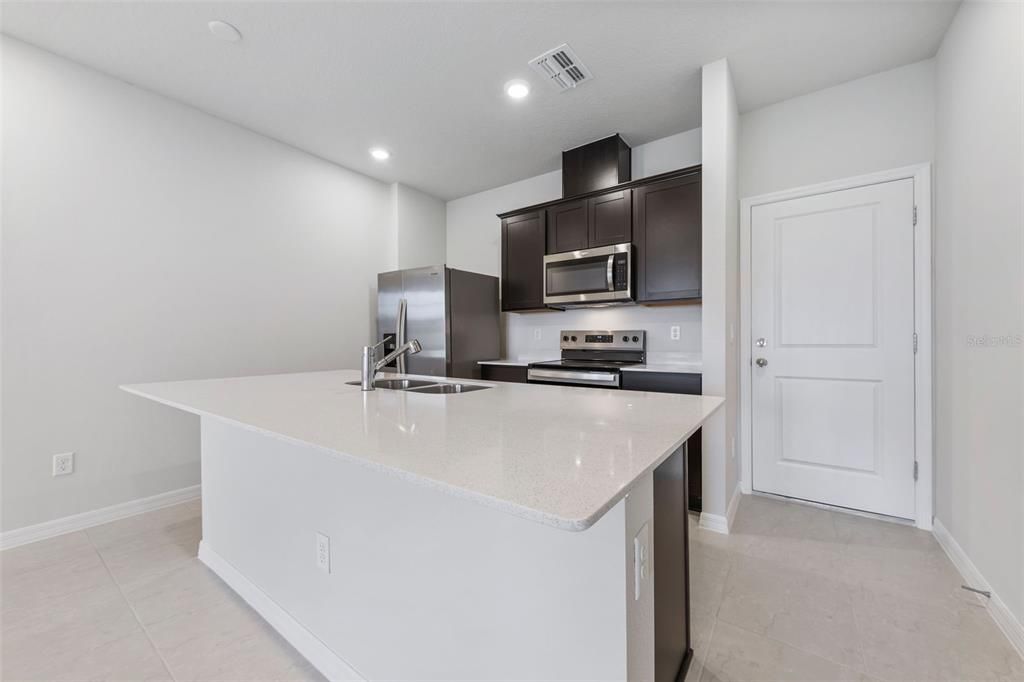 Activo con contrato: $2,500 (3 camas, 2 baños, 1501 Pies cuadrados)