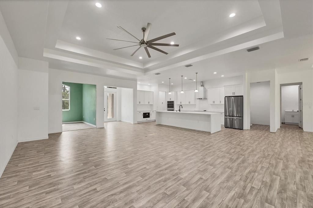 Activo con contrato: $575,000 (4 camas, 4 baños, 3262 Pies cuadrados)