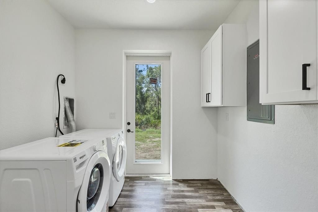 Activo con contrato: $575,000 (4 camas, 4 baños, 3262 Pies cuadrados)