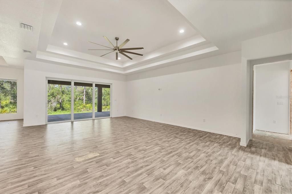 Activo con contrato: $575,000 (4 camas, 4 baños, 3262 Pies cuadrados)