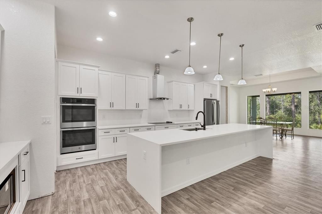 Activo con contrato: $575,000 (4 camas, 4 baños, 3262 Pies cuadrados)