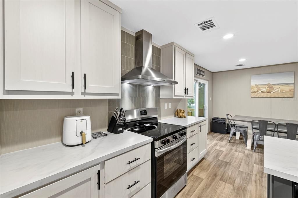 合同活跃: $299,000 (3 贝兹, 2 浴室, 1264 平方英尺)