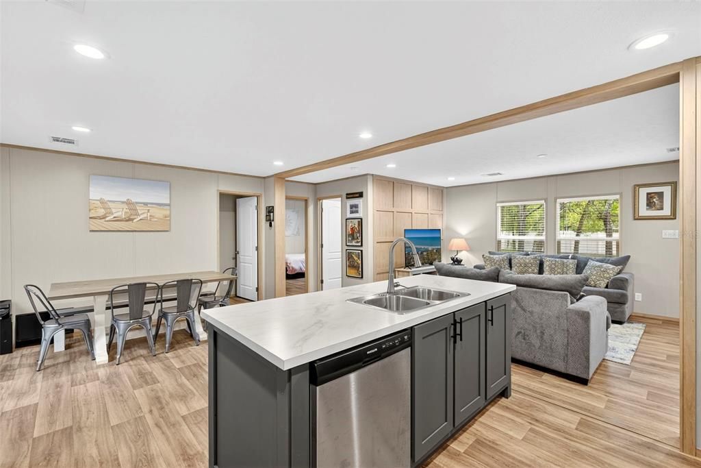 合同活跃: $299,000 (3 贝兹, 2 浴室, 1264 平方英尺)