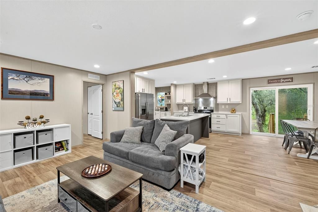 合同活跃: $299,000 (3 贝兹, 2 浴室, 1264 平方英尺)