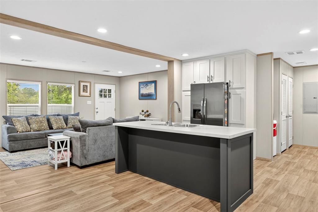 合同活跃: $299,000 (3 贝兹, 2 浴室, 1264 平方英尺)