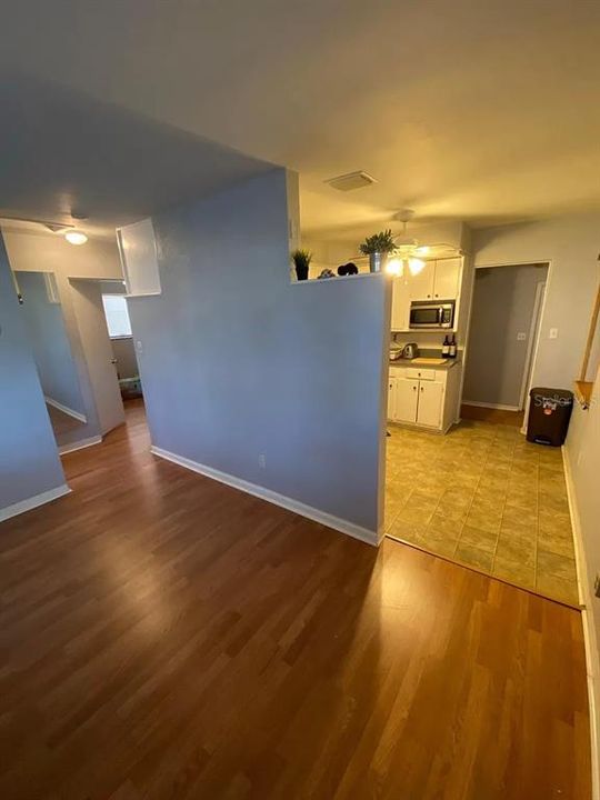 合同活跃: $1,699 (2 贝兹, 1 浴室, 872 平方英尺)