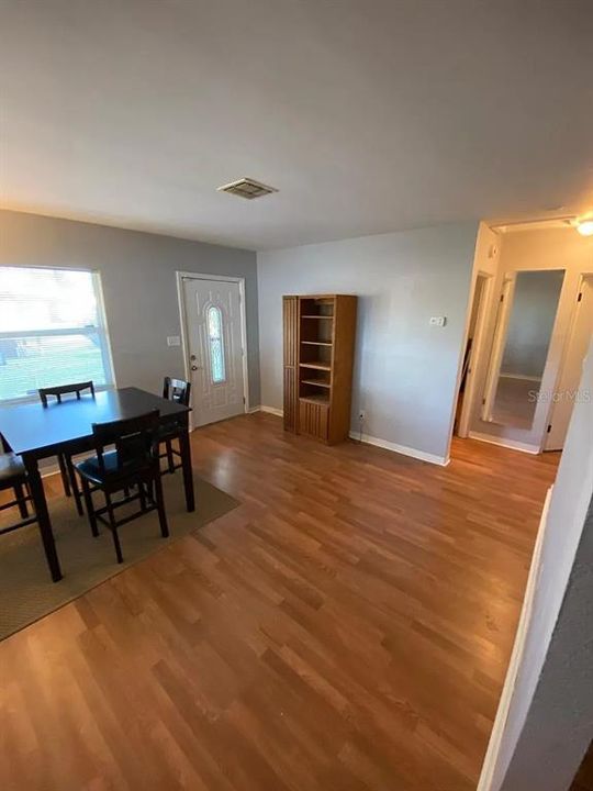 合同活跃: $1,699 (2 贝兹, 1 浴室, 872 平方英尺)