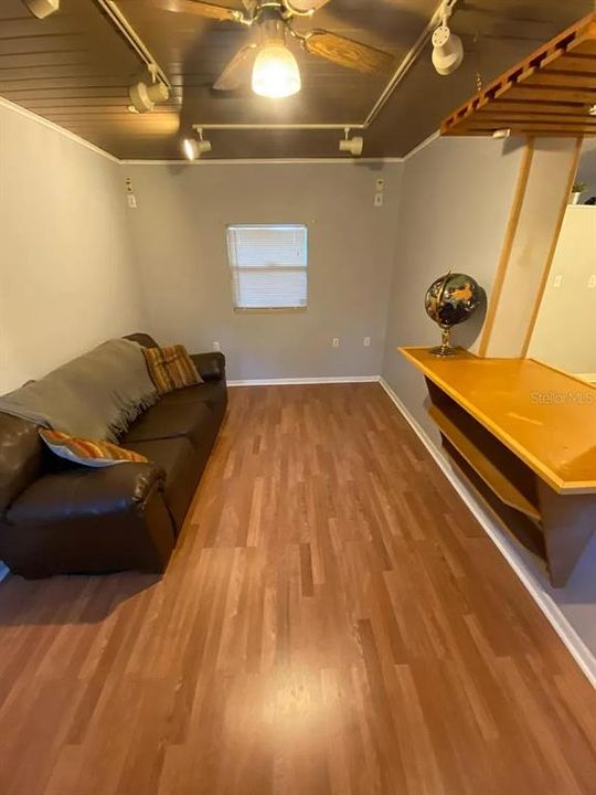 合同活跃: $1,699 (2 贝兹, 1 浴室, 872 平方英尺)