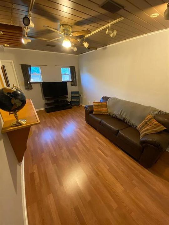 合同活跃: $1,699 (2 贝兹, 1 浴室, 872 平方英尺)