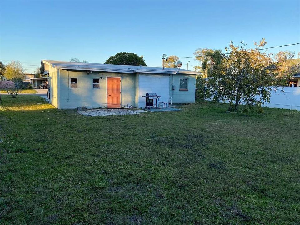 合同活跃: $1,699 (2 贝兹, 1 浴室, 872 平方英尺)