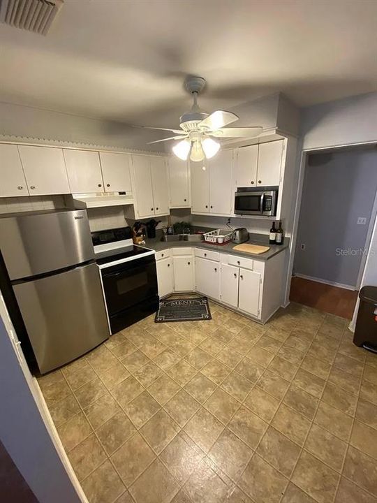 合同活跃: $1,699 (2 贝兹, 1 浴室, 872 平方英尺)