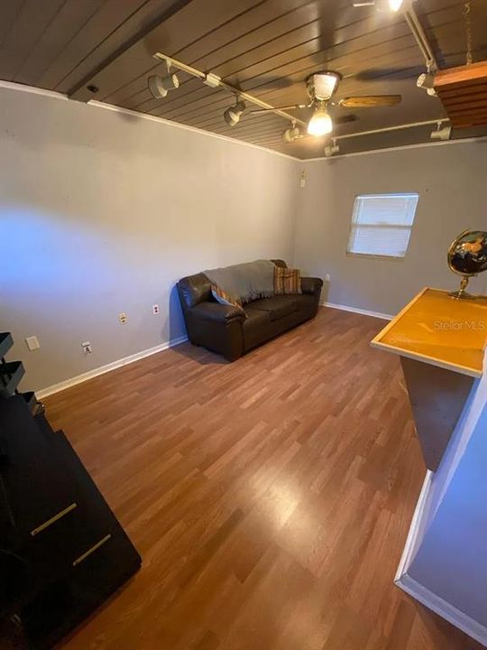 合同活跃: $1,699 (2 贝兹, 1 浴室, 872 平方英尺)