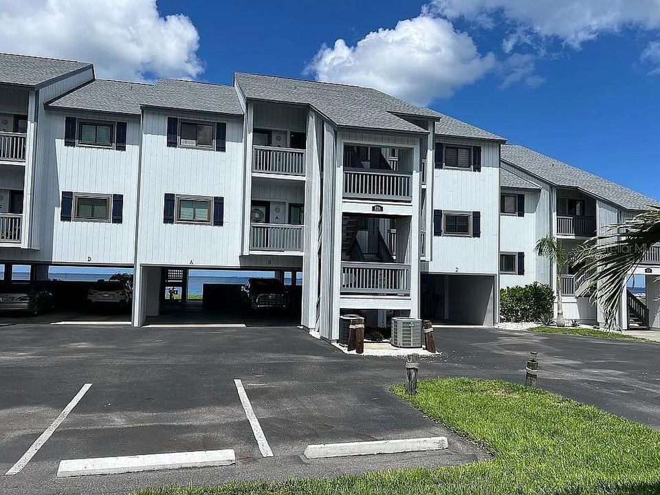 For Sale: $390,000 (2 beds, 2 baths, 1095 Square Feet)