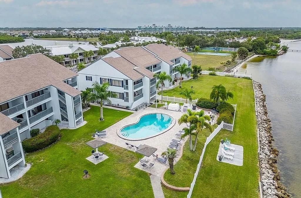 For Sale: $390,000 (2 beds, 2 baths, 1095 Square Feet)