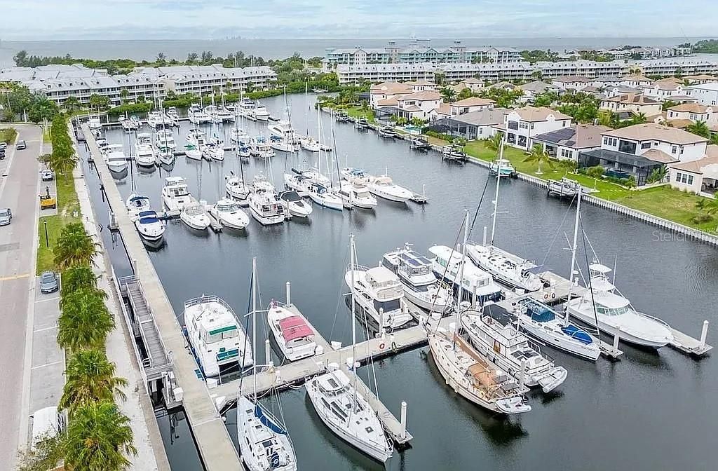 For Sale: $390,000 (2 beds, 2 baths, 1095 Square Feet)